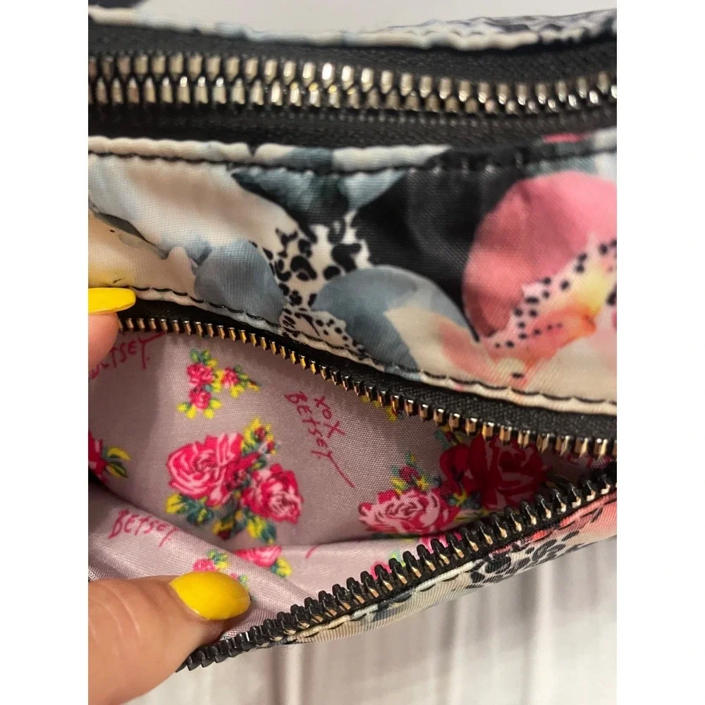 Betsey Johnson cross body floral print - Pretty Floral Print On Black